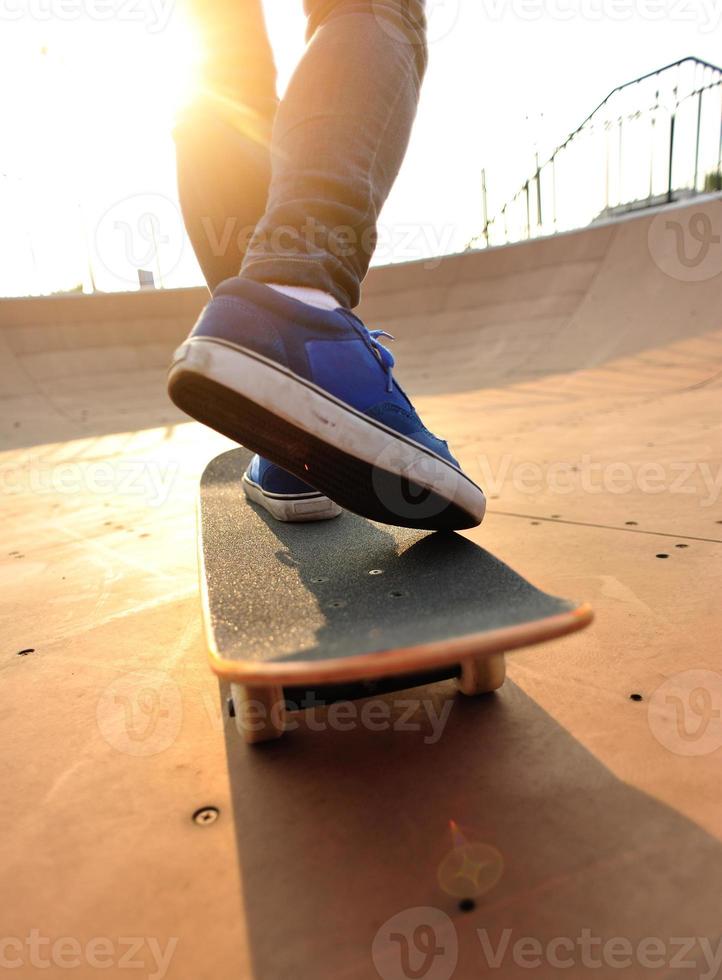 skateboarder bij skatepark foto