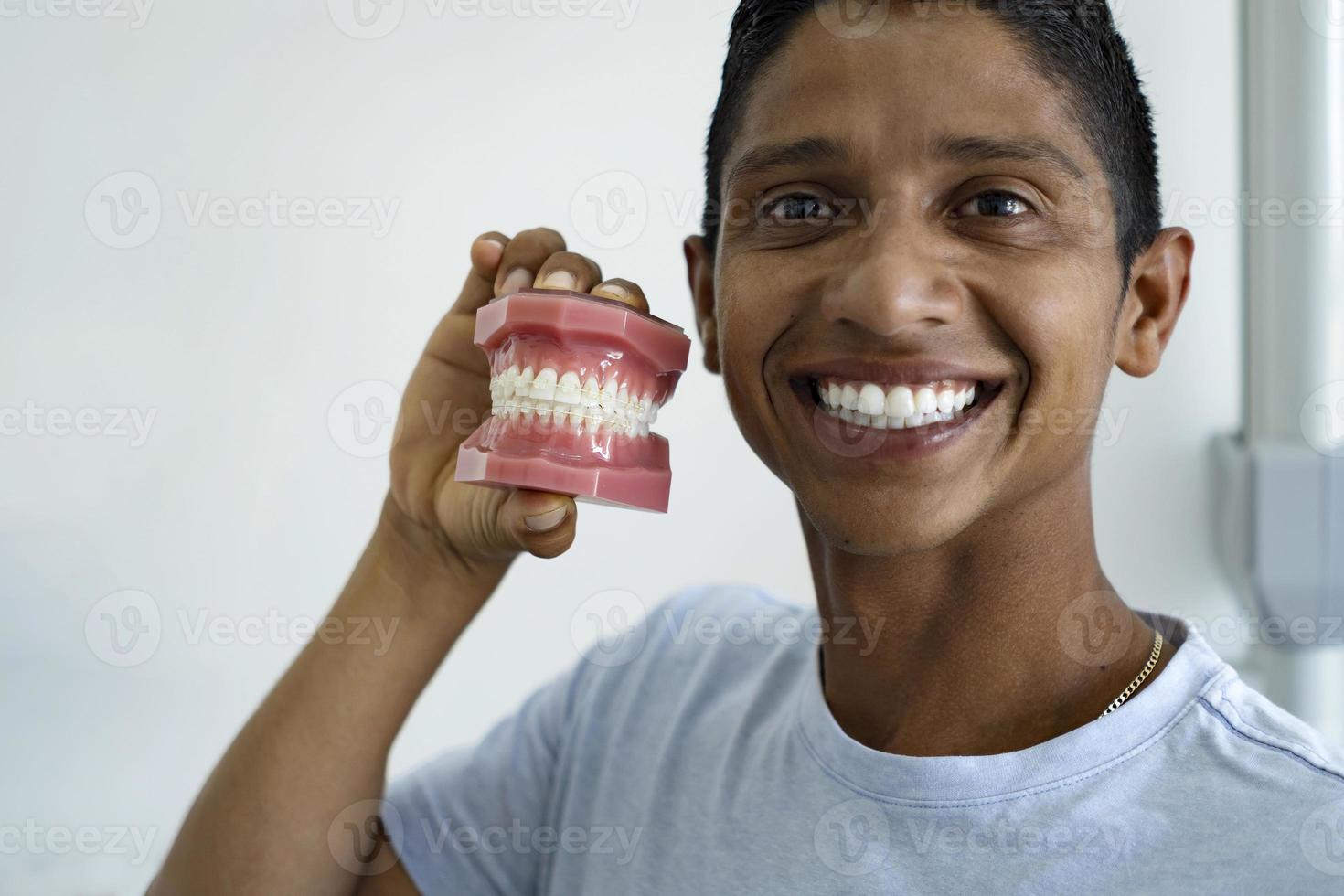 man tevreden met tandheelkundige orthodontische procedures. foto