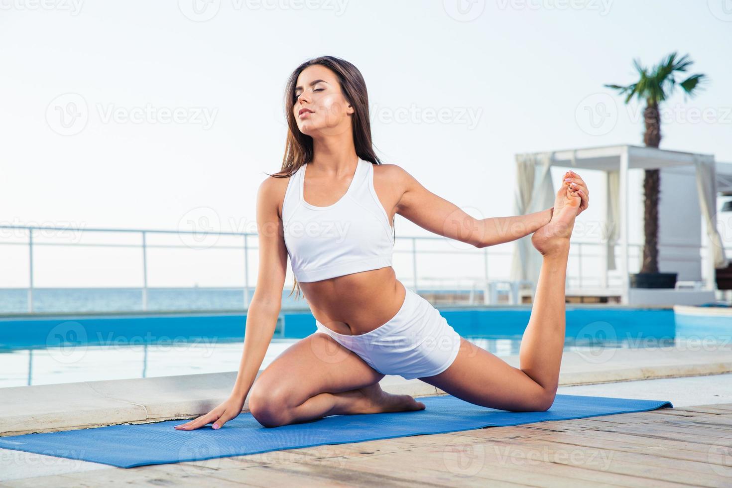 vrouw doet yoga oefeningen buiten foto