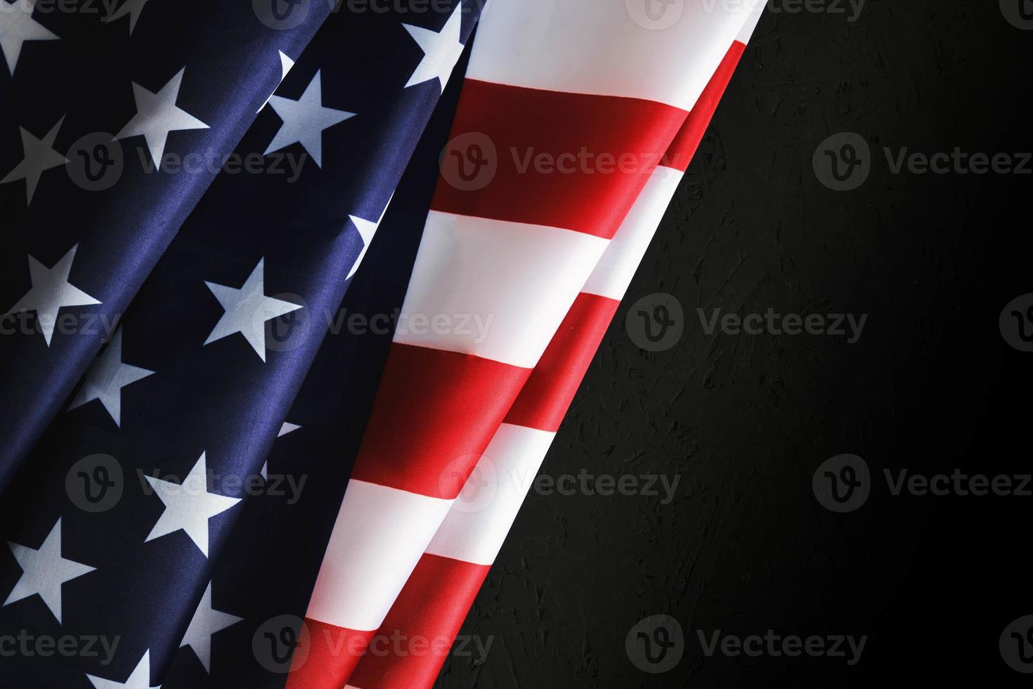 vlag van de verenigde staten van amerika met een plaats voor de inscription.usa zwarte achtergrond. foto