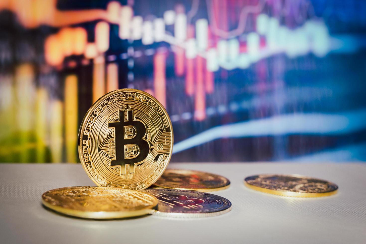 gouden bitcoin met handelsgrafiek in virtueel cryptocurrency-concept als achtergrond. foto