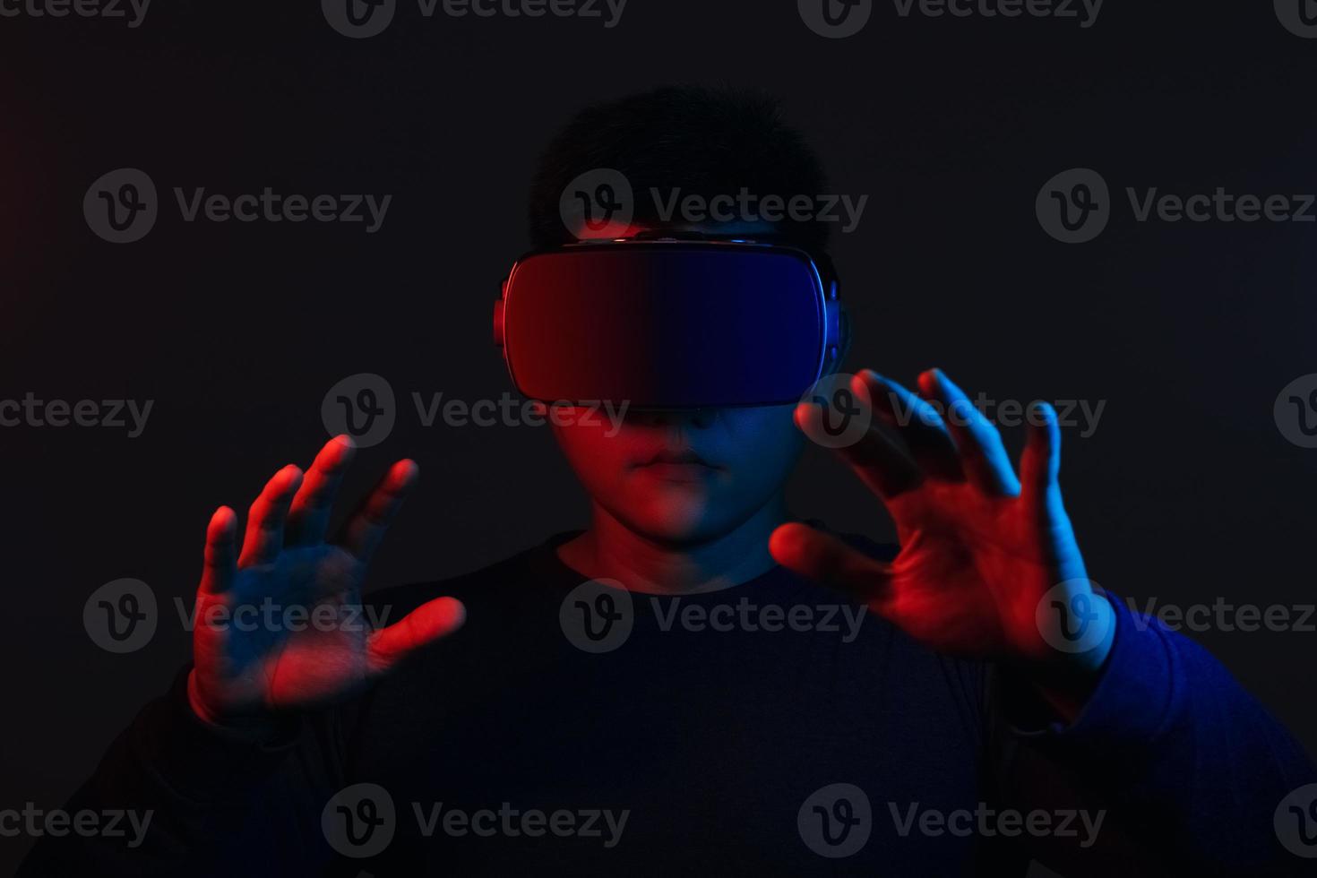 jonge man met een vr-bril. metaverse technologie virtual reality concept. virtual reality-apparaat, simulatie, 3d, ar, vr, innovatie en technologie van de toekomst op sociale media. foto