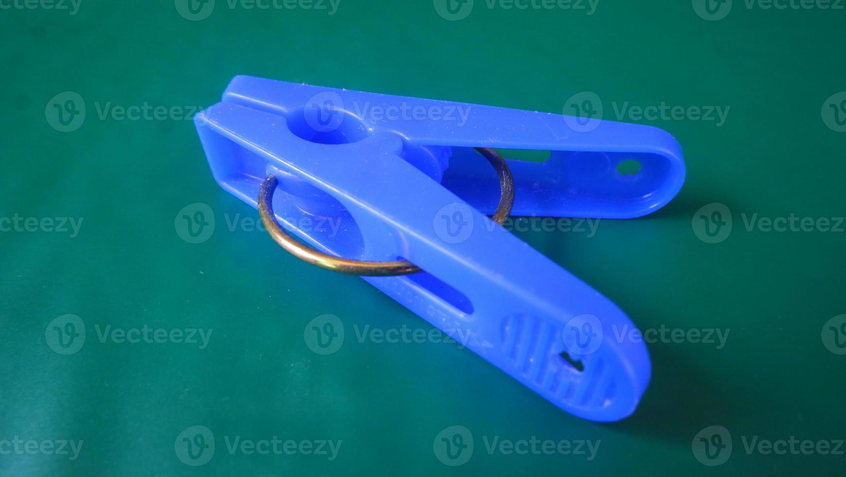 foto van een blauwe plastic wasknijper