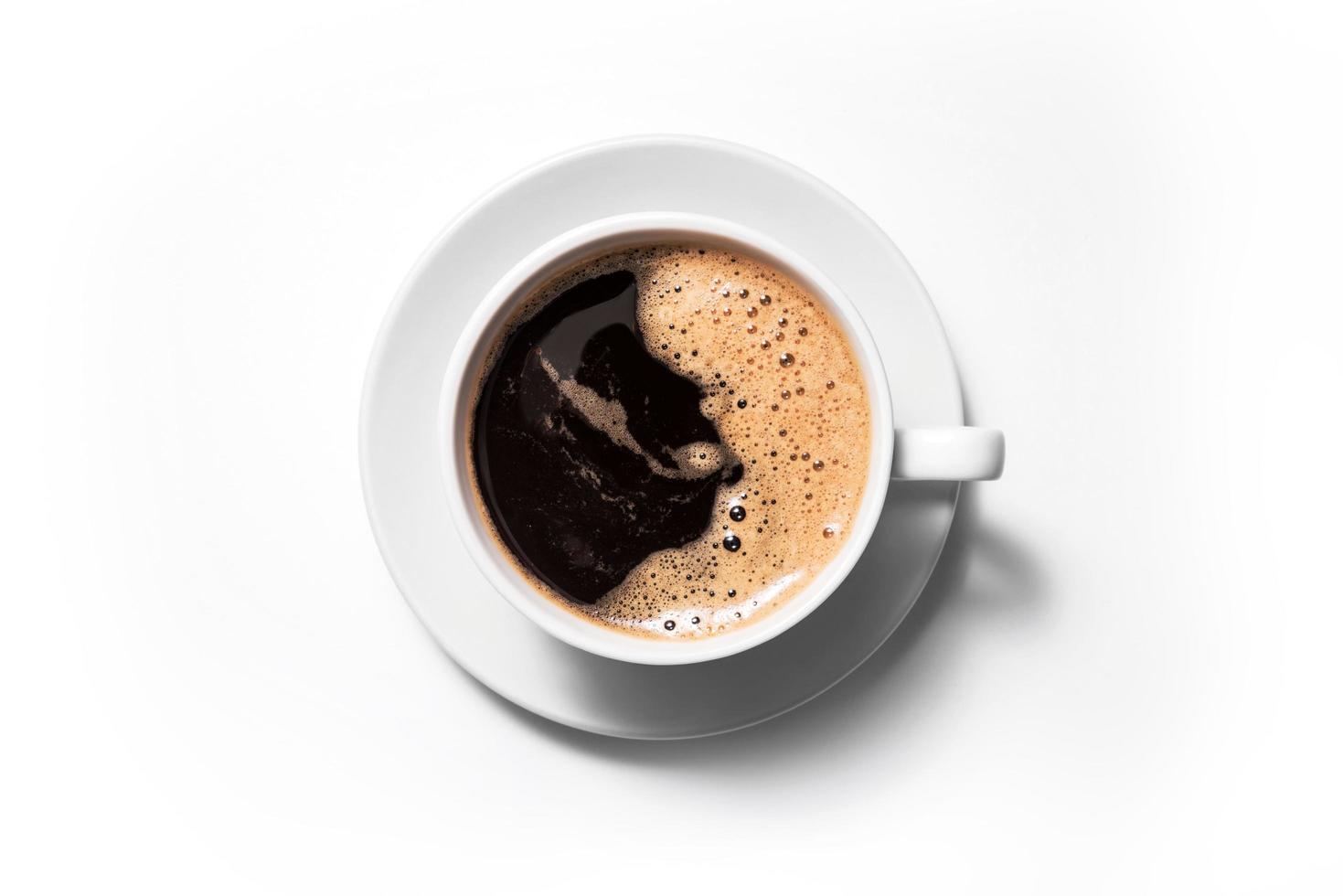 zwarte koffie geïsoleerd op een witte achtergrond. foto