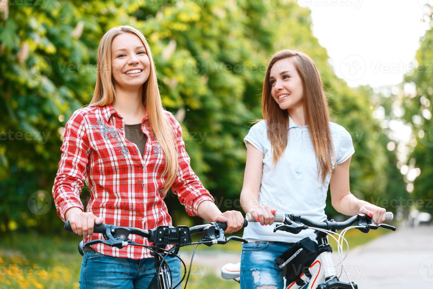 twee meisjes in de buurt van fietsen 746889 Stockfoto