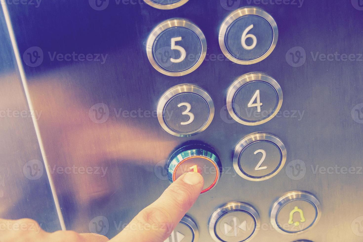 mannenhand veroorzaakt eerste verdieping in metalen lift foto