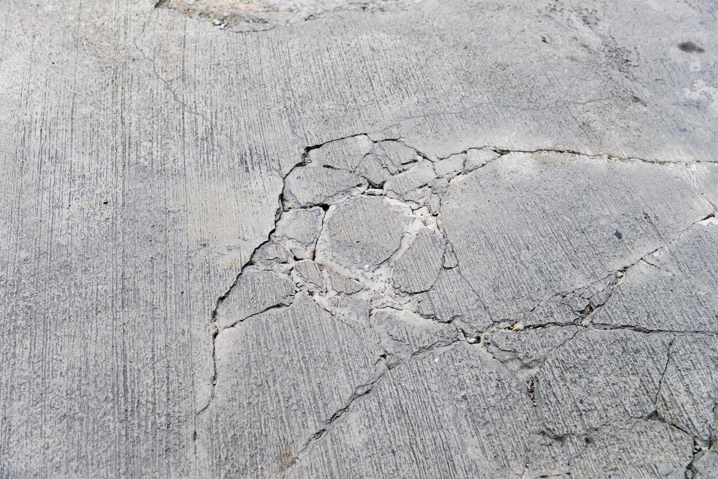 bovenaanzicht van scheuren op betonnen weg foto