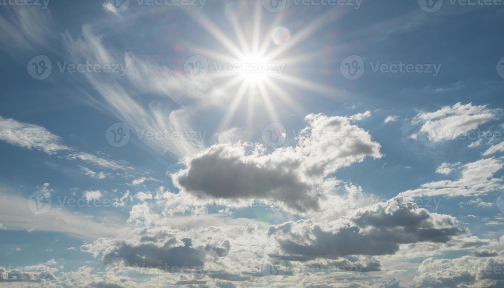 het landschapsmening van de zon en de blauwe hemel in zonnige dag. foto
