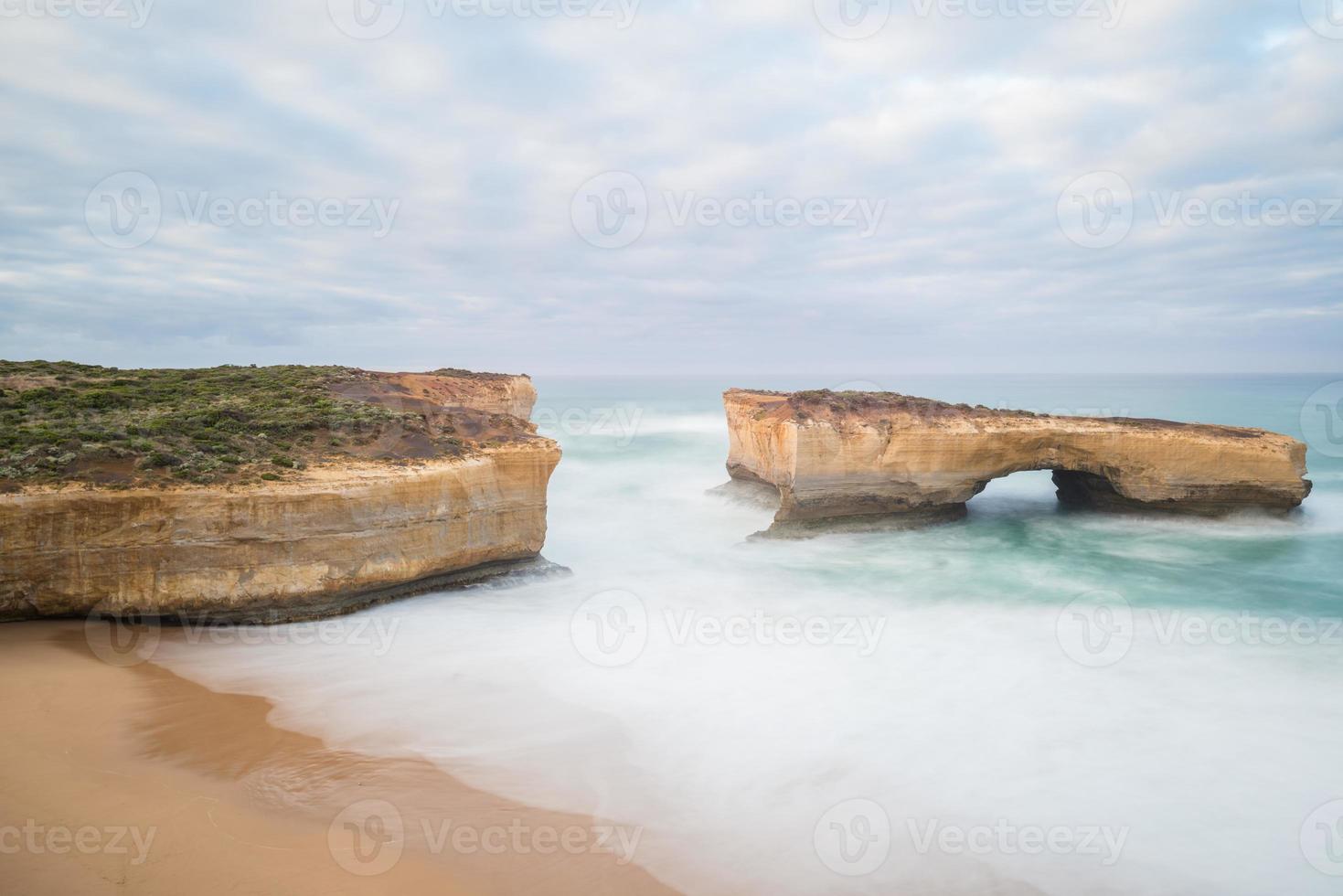 de London Bridge en iconische rotsformatie en een van de toeristische trekpleisters van de Great Ocean Road, Victoria State of Australia. foto