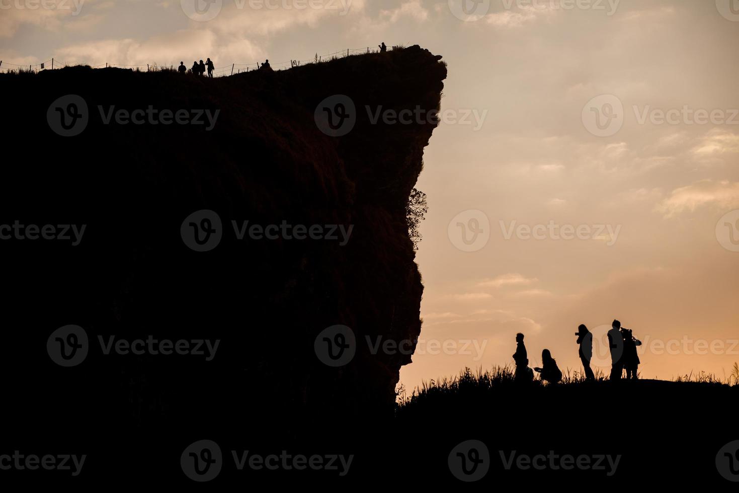 het silhouet van phu chi fah het spectaculaire bergoriëntatiepunt in de provincie chiang rai in thailand. foto