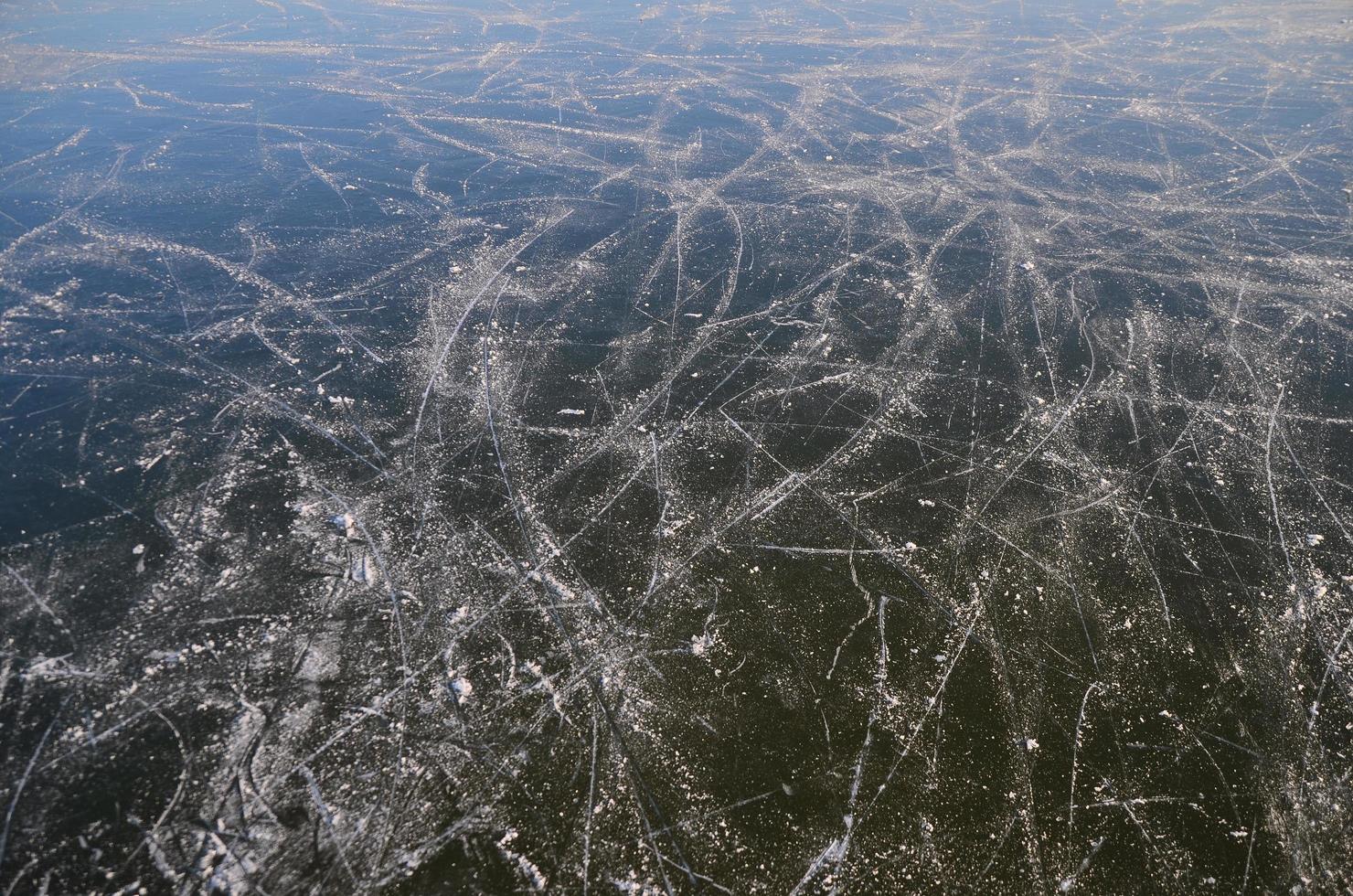 sporen van schaatsen op meer foto