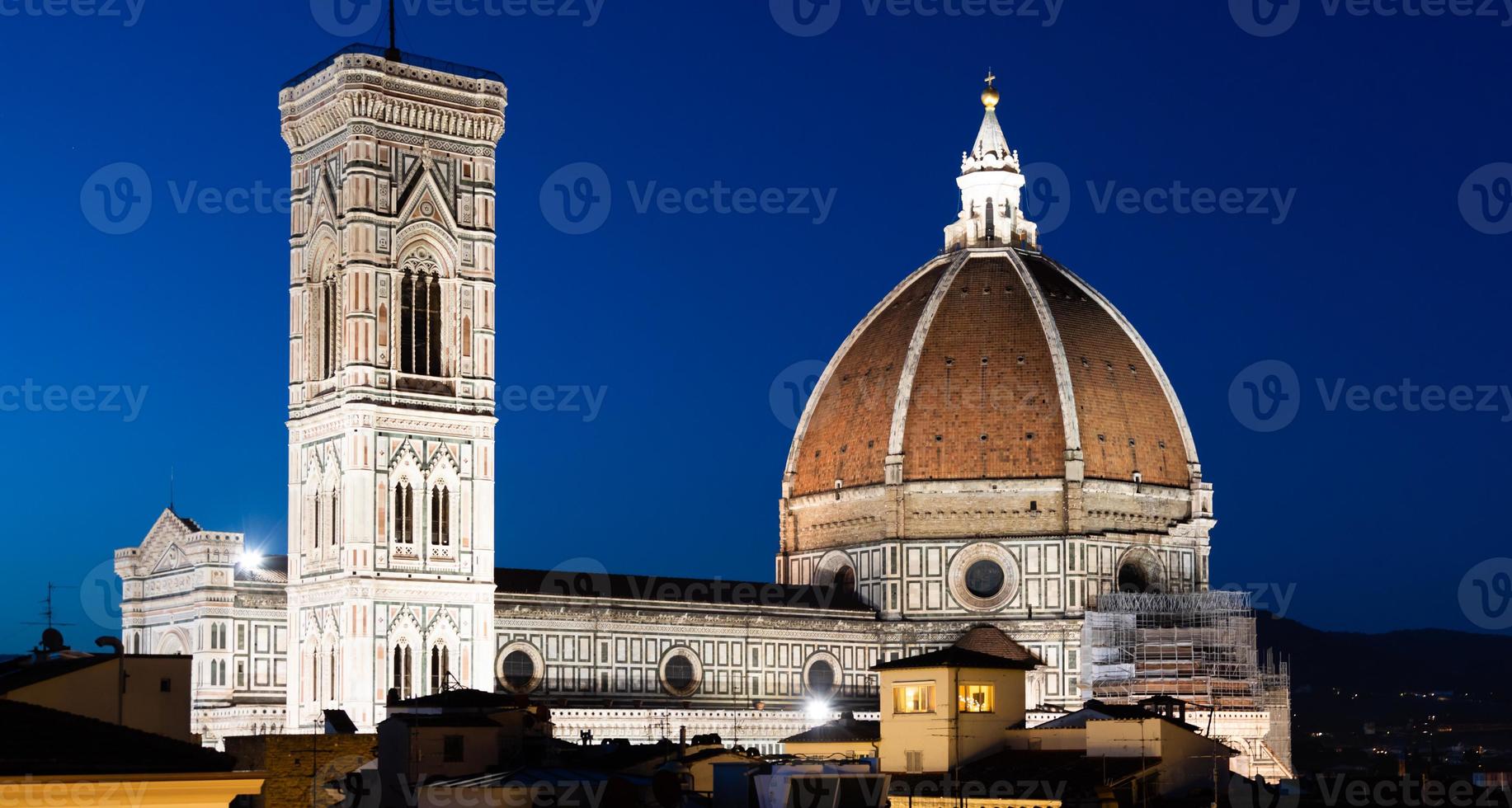 florence duomo en campanile - klokkentoren - architectuur 's nachts verlicht, italië. stedelijke scène in exterieur - niemand. foto