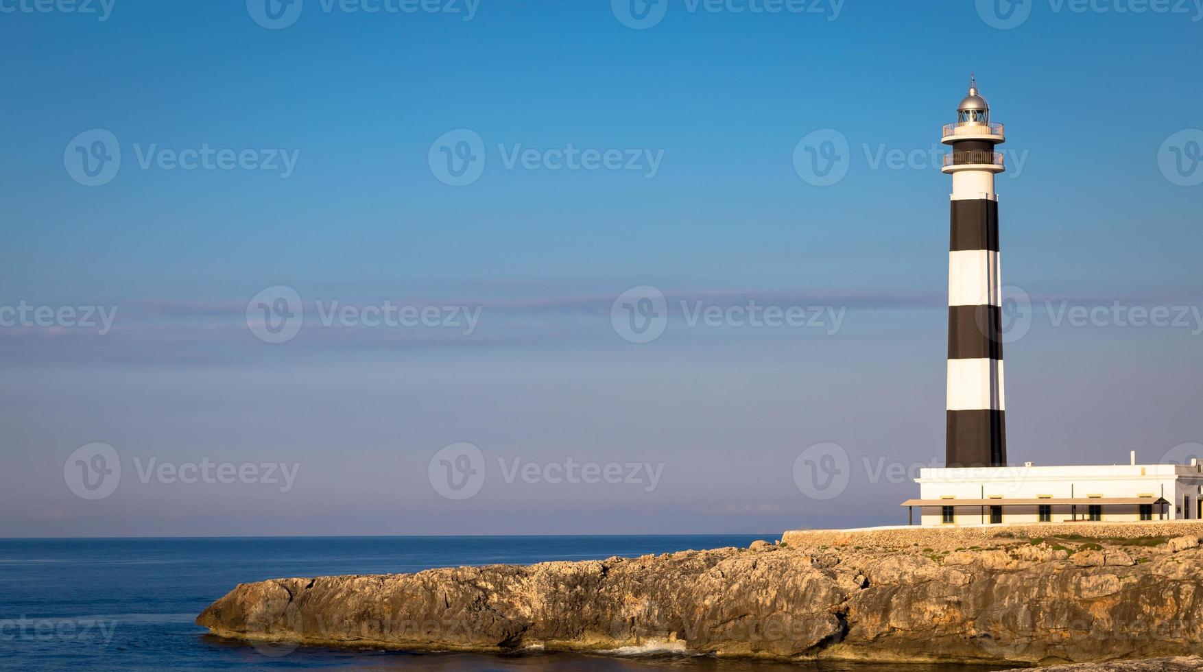 schilderachtige artrutx-vuurtoren bij zonsondergang in minorca, spanje foto