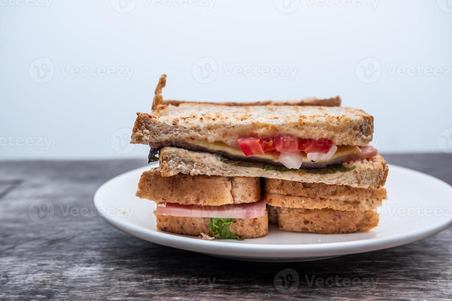 clubsandwich op schotel foto