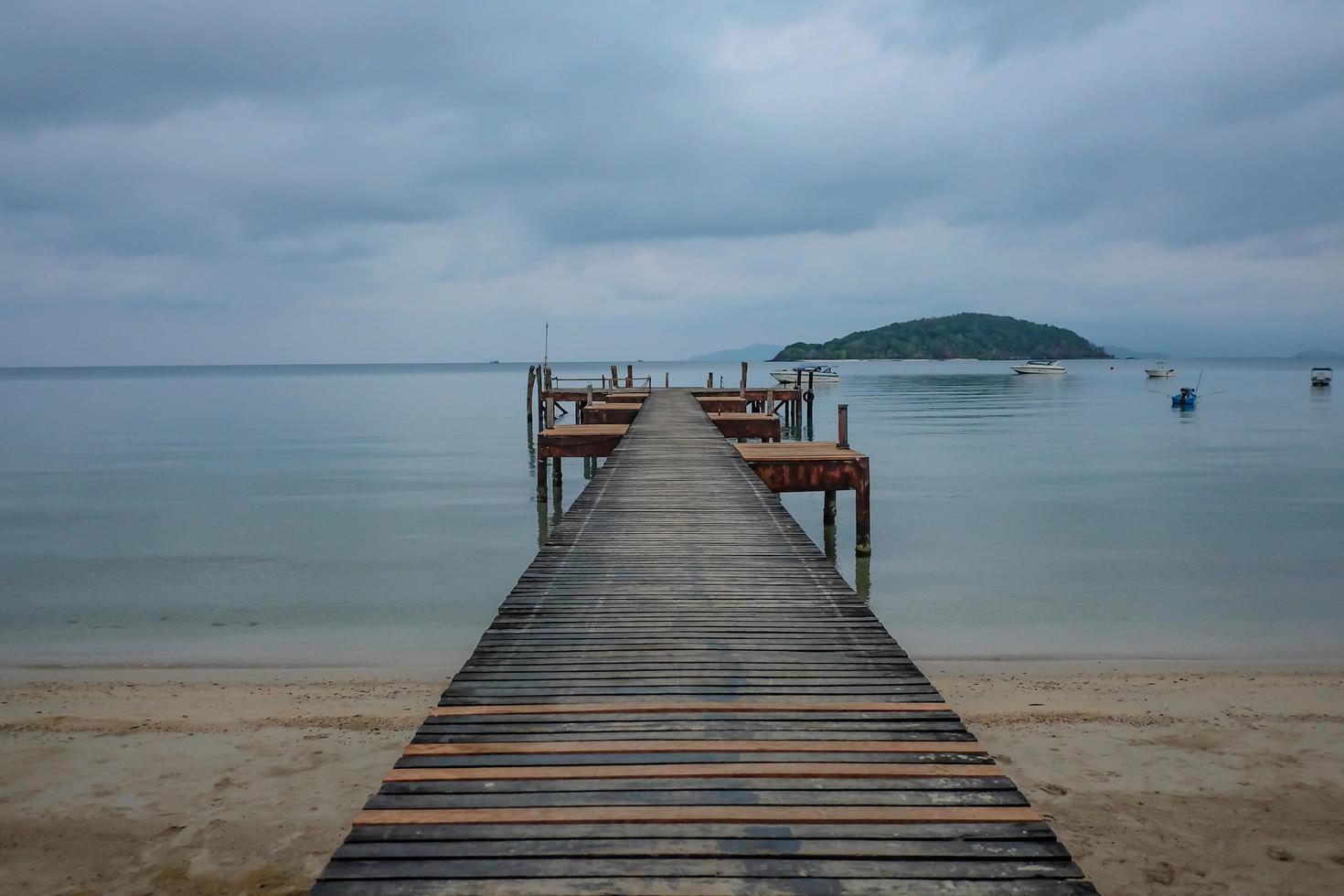 houten haven baotdok in de ochtend .koh mak eiland trat thailand foto