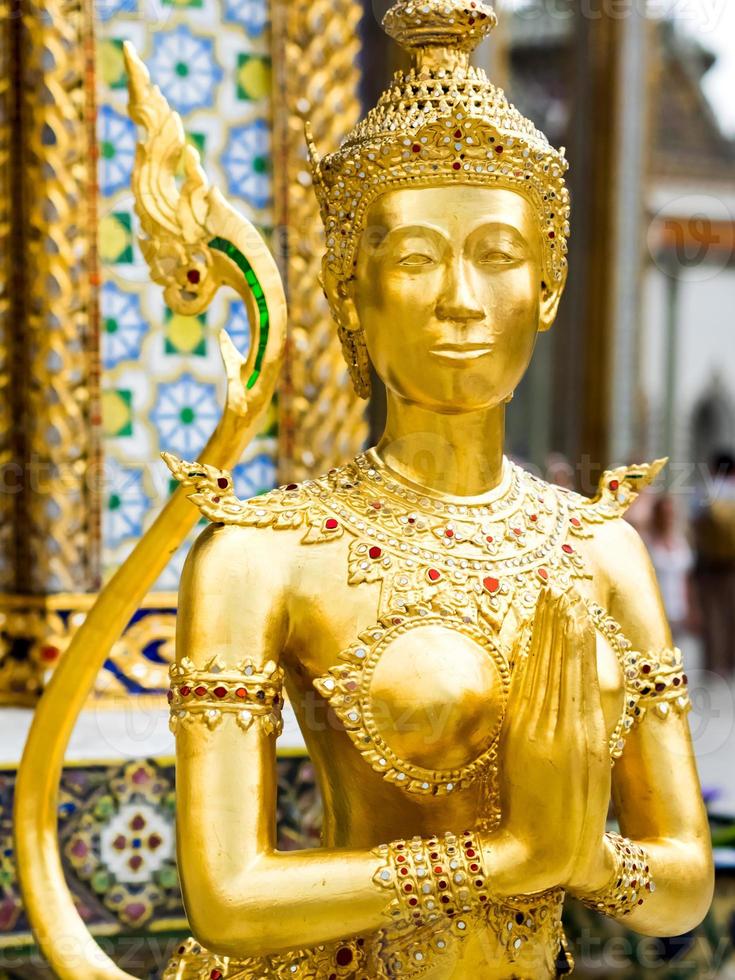 kinari-standbeeld bij het grote paleis in bangkok, thailand foto