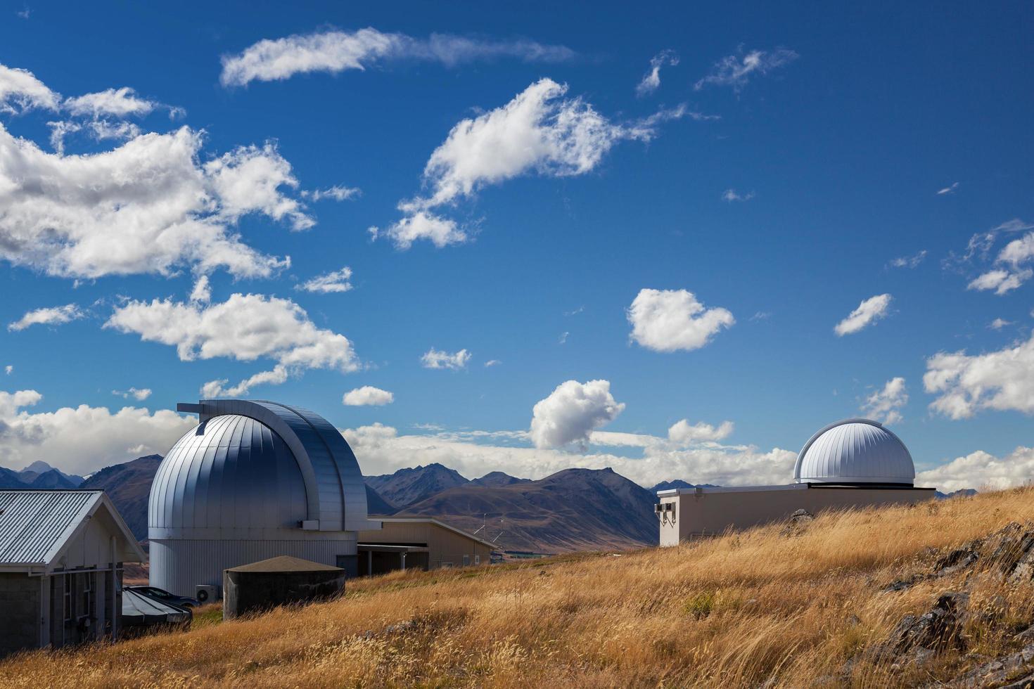 tekapo, nieuw-zeeland, 2012. zicht op het mt john observatoriumcomplex foto