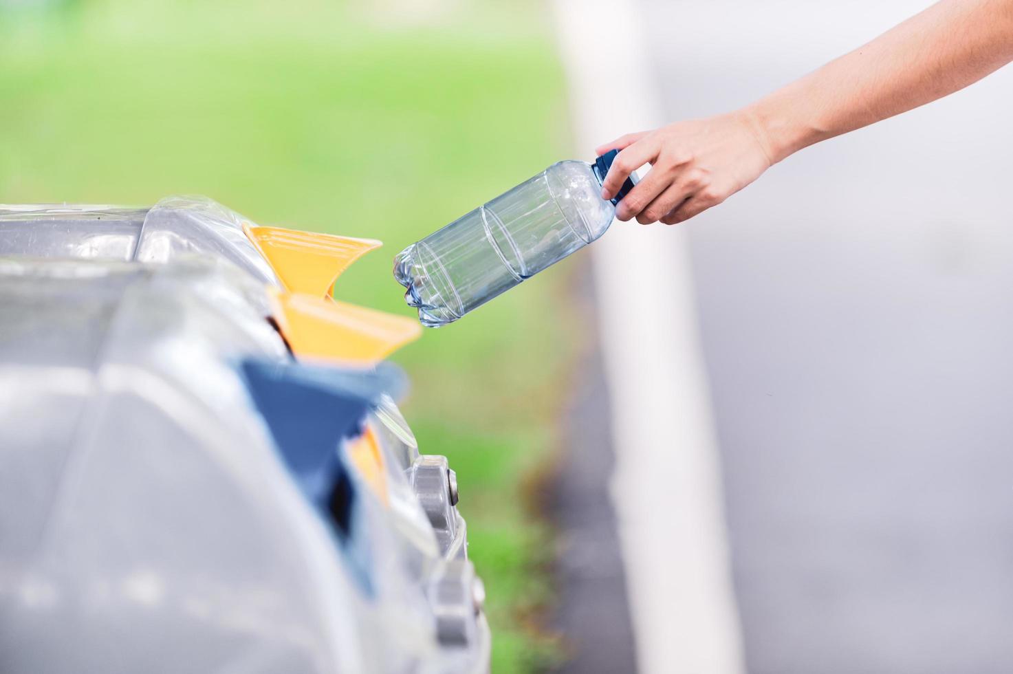 plastic waterflessen die zijn leeggemaakt en achtergelaten in openbare ruimtes die zijn verzameld om te worden gesorteerd voor inzameling voor recycling foto