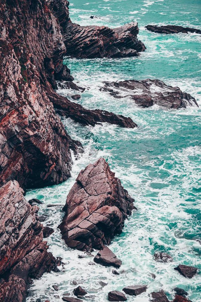 rotsen aan de zee in de kust in bilbao, spanje foto