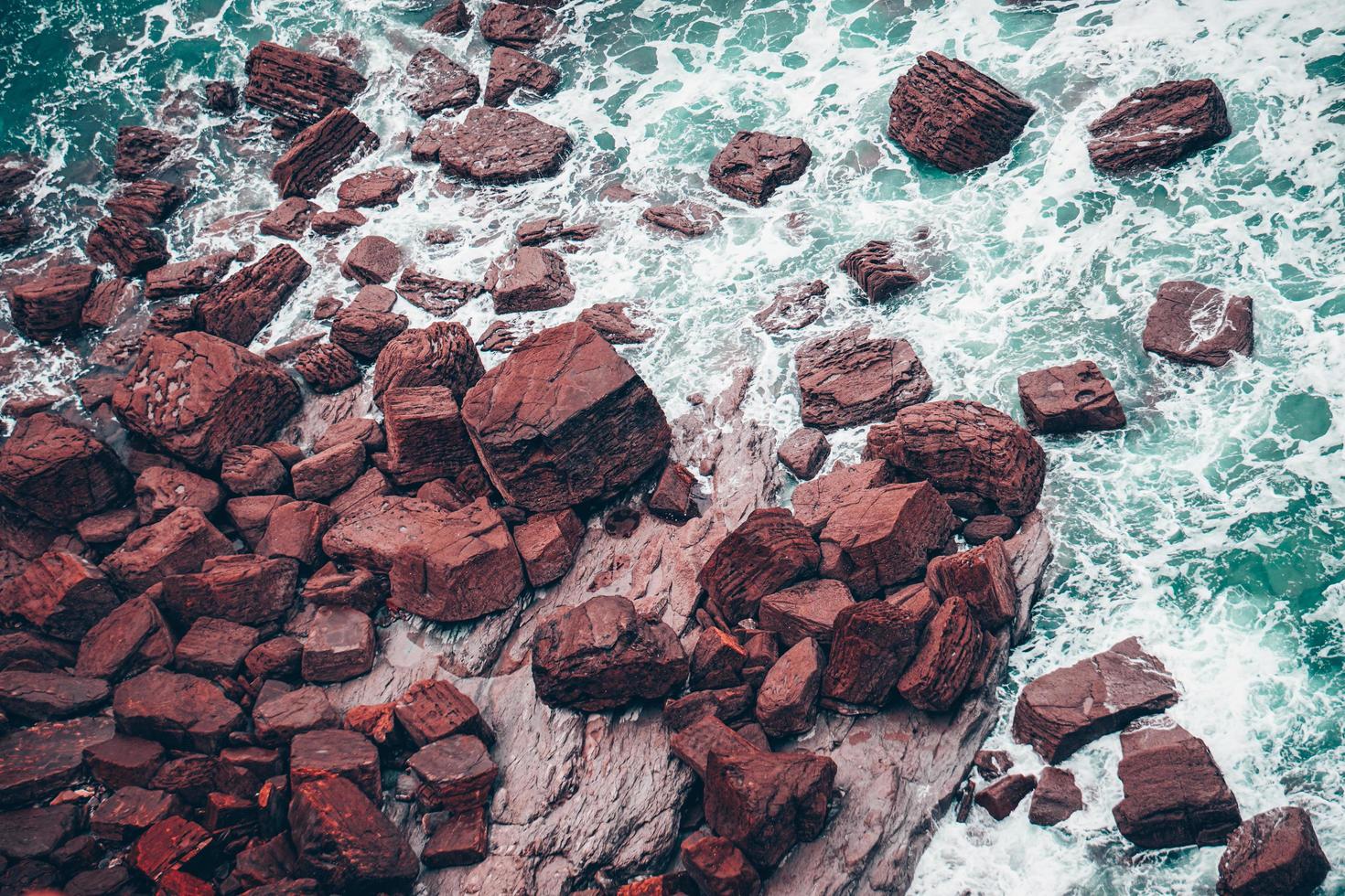 rotsen aan de zee in de kust in bilbao, spanje foto