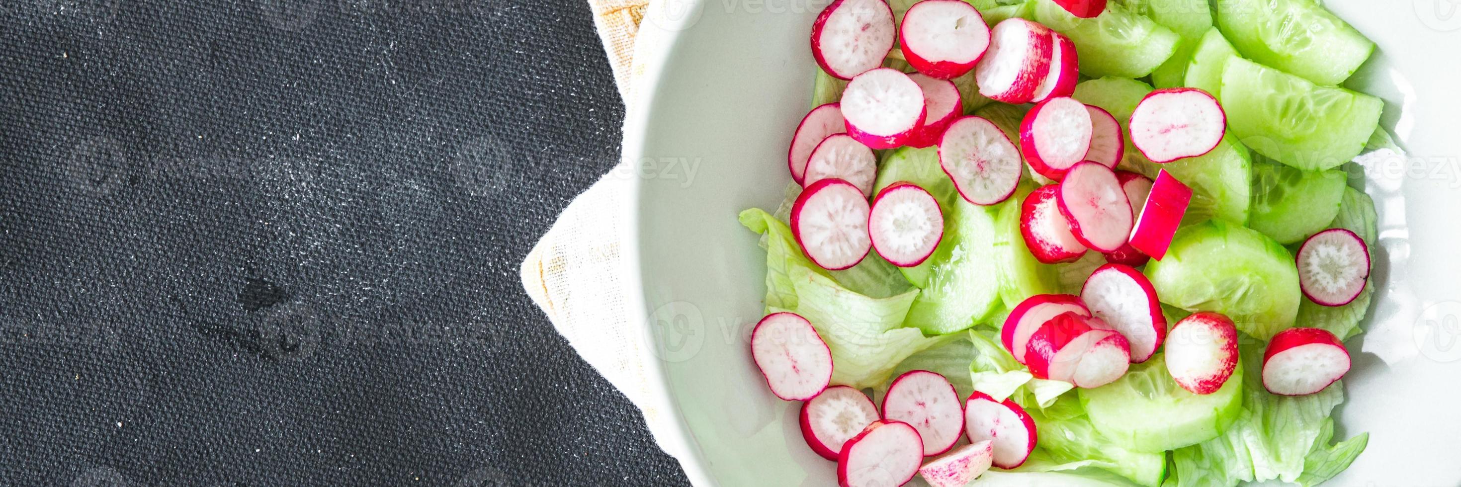 salade radijs groente komkommer, sla blad verse gezonde maaltijd eten snack op tafel kopieer ruimte foto