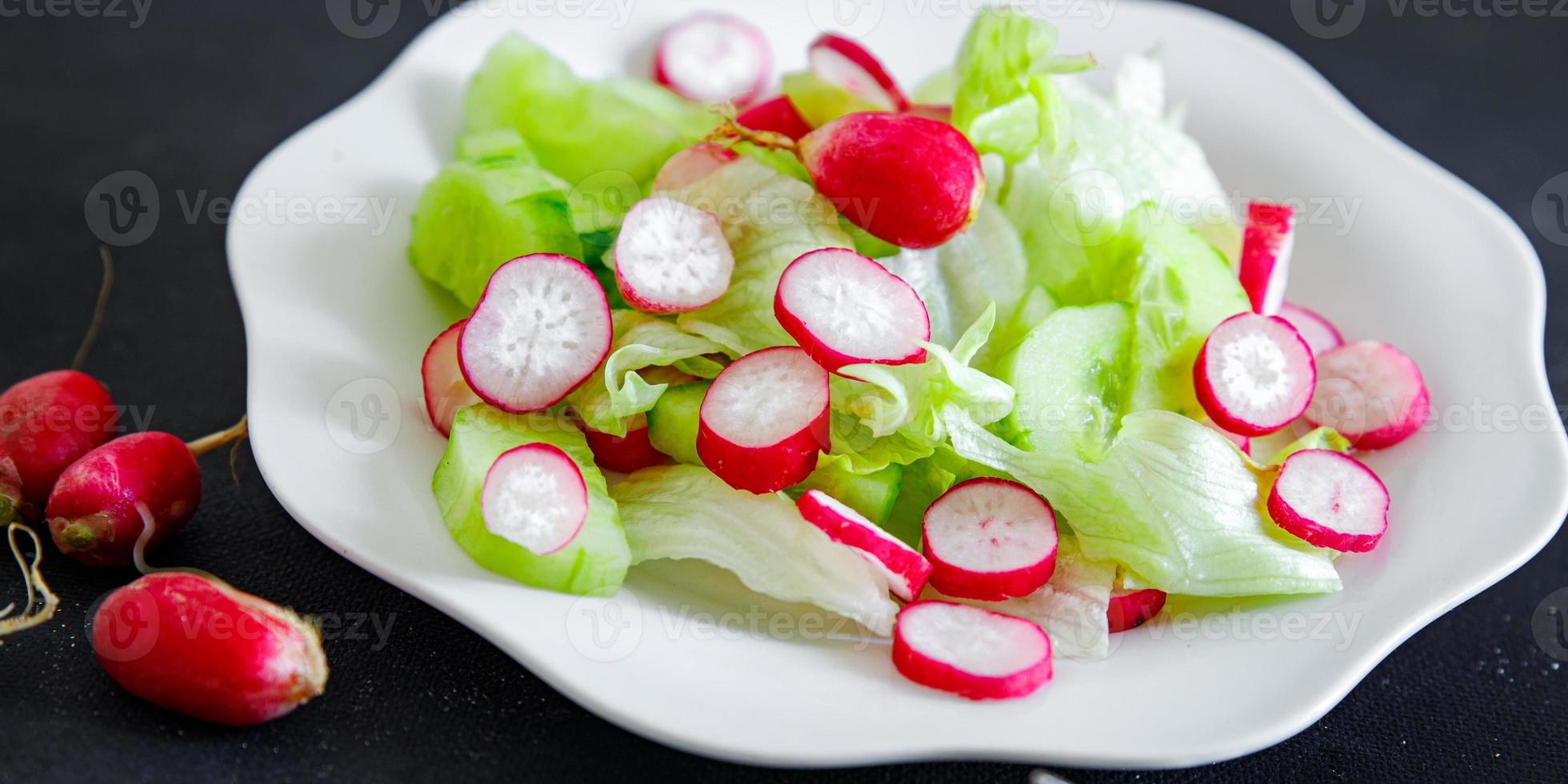 salade radijs groente komkommer, sla blad verse gezonde maaltijd eten snack op tafel kopieer ruimte foto