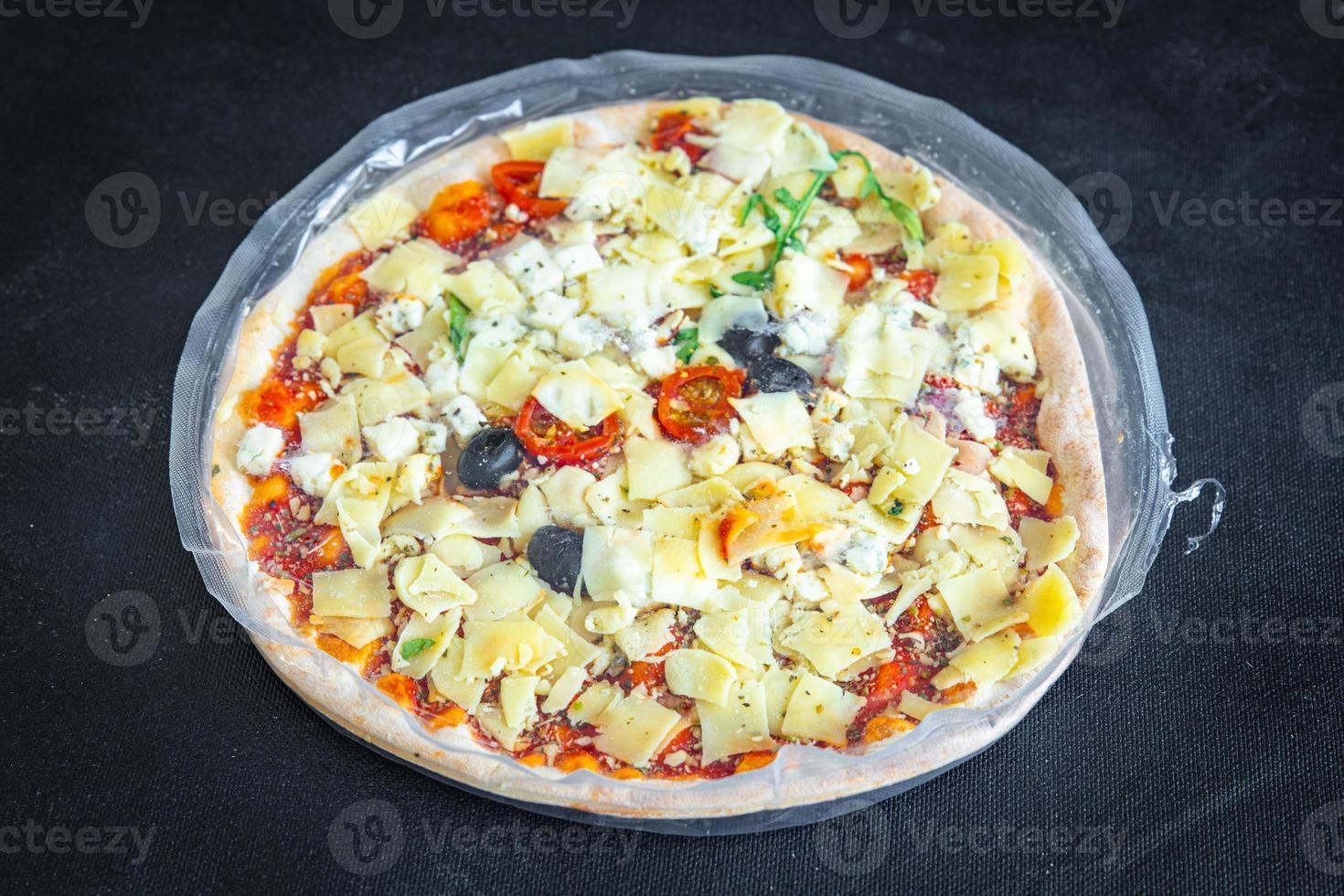 Vernederen Het apparaat Veronderstelling pizza bevroren voedsel verpakking film cellofaan ontdooien verse maaltijd  voedsel snack op tafel kopieer ruimte 7484244 Stockfoto