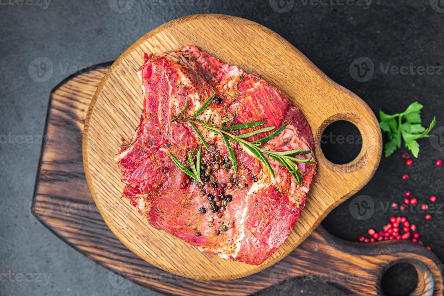 biefstuk rauw vlees varkensvlees vers rundvlees maaltijd eten snack op tafel kopieer ruimte foto