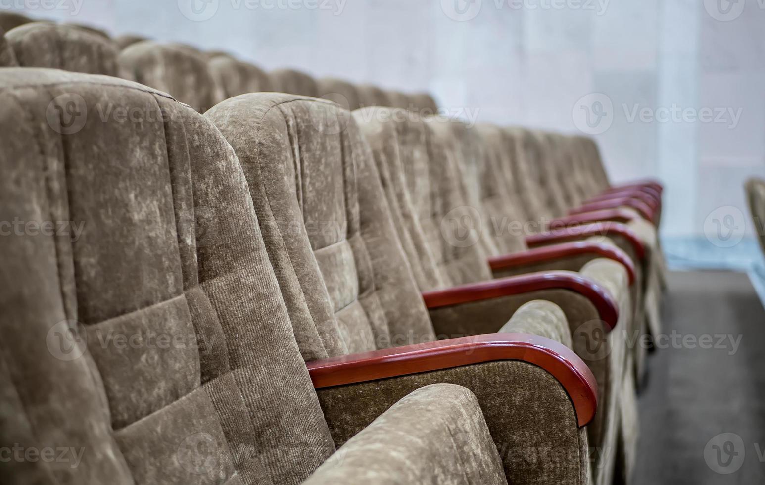 uitzicht op lege bioscoop met comfortabele stoelen foto
