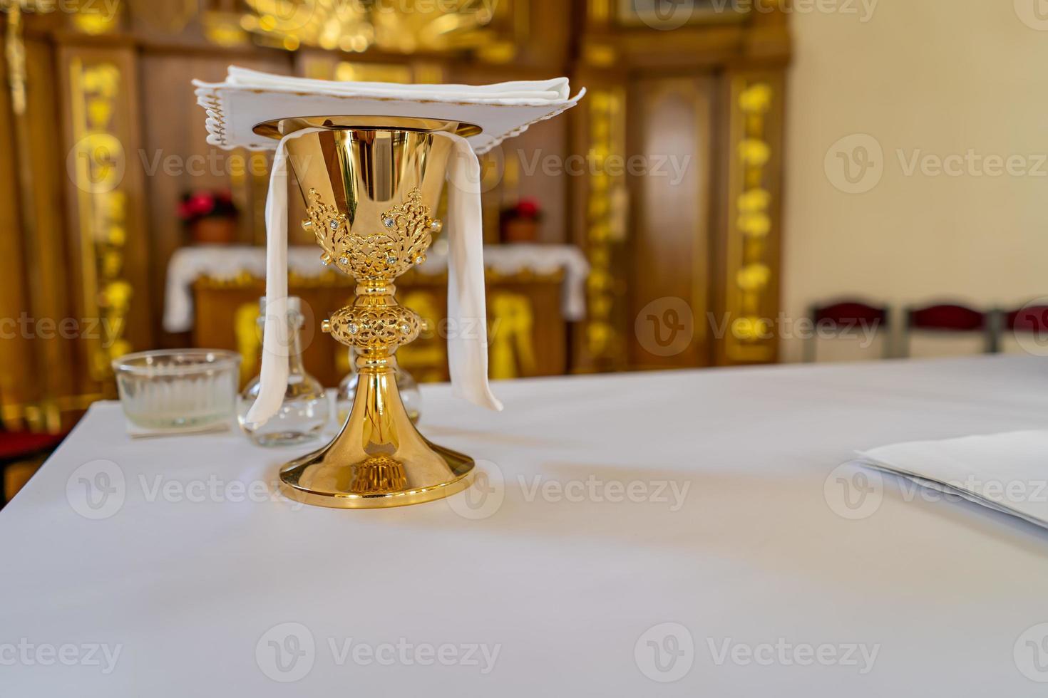 een beker wijn op het altaar in een katholieke kerk foto