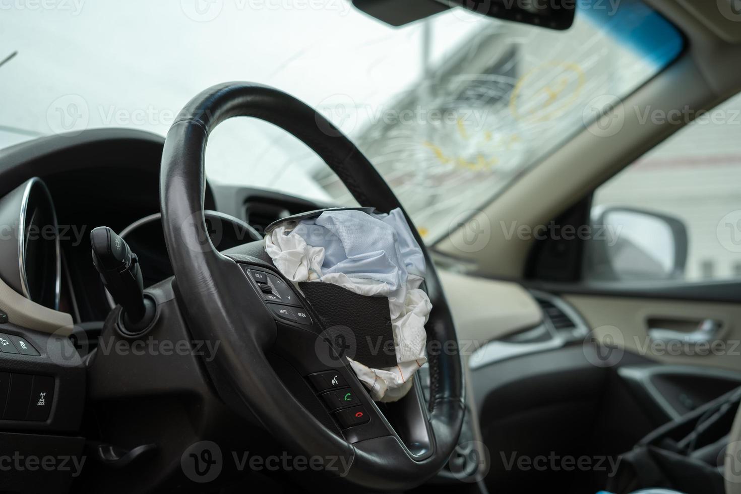 geactiveerd airbag op het stuur van de auto na het ongeval foto