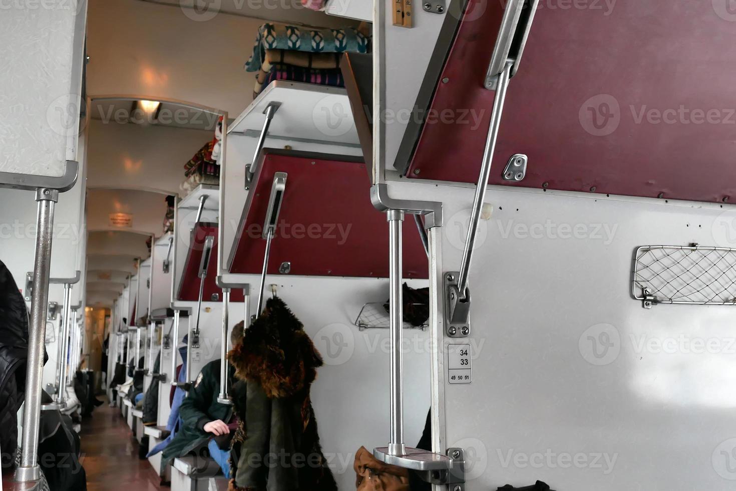 het interieur van de oude trein, passagiersstoelen foto