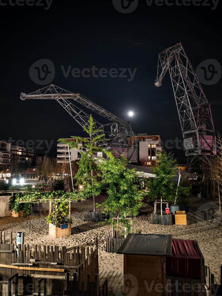 nachtfoto's van verlichte nieuwe prachtige gebouwen van straatsburg foto