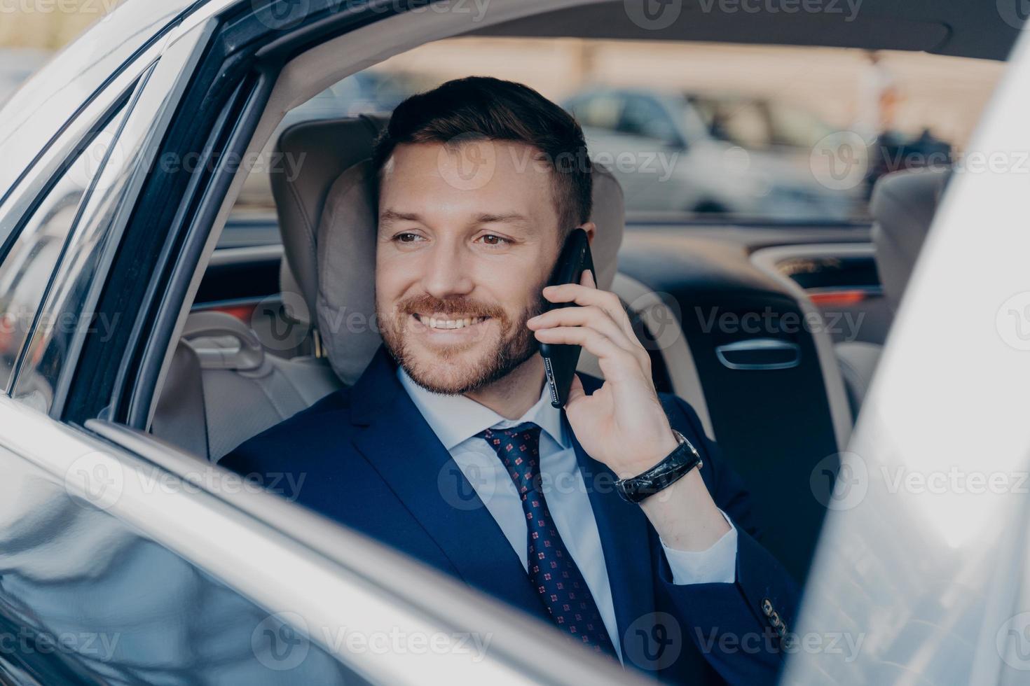 bedrijfsleider hoort goed nieuws via de telefoon in de auto foto