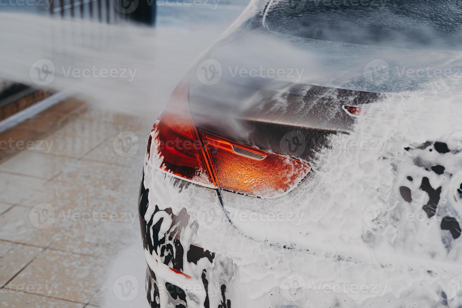 buitenoppervlak auto wassen met hogedrukreiniger bij zelfbedieningsreinigingsstation buiten foto