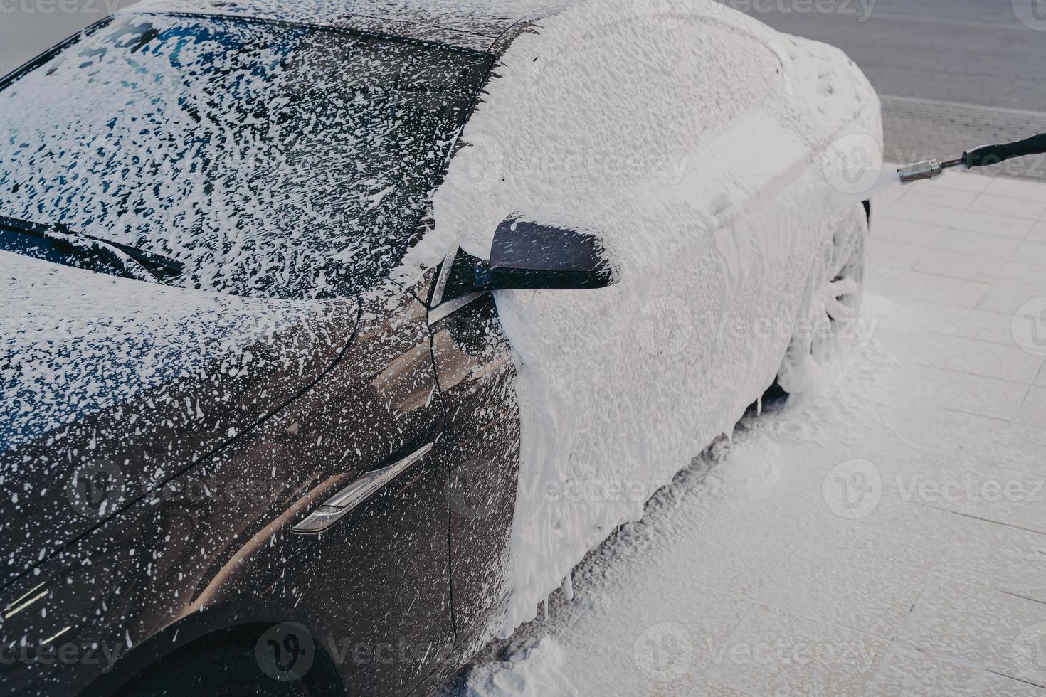 auto wassen met hogedrukschuimpistool buitenshuis foto