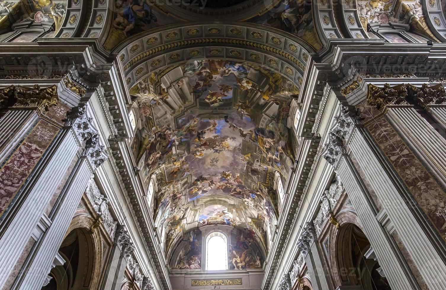fresco's van andrea pozzo in sant ignazio kerk, rome, italië foto