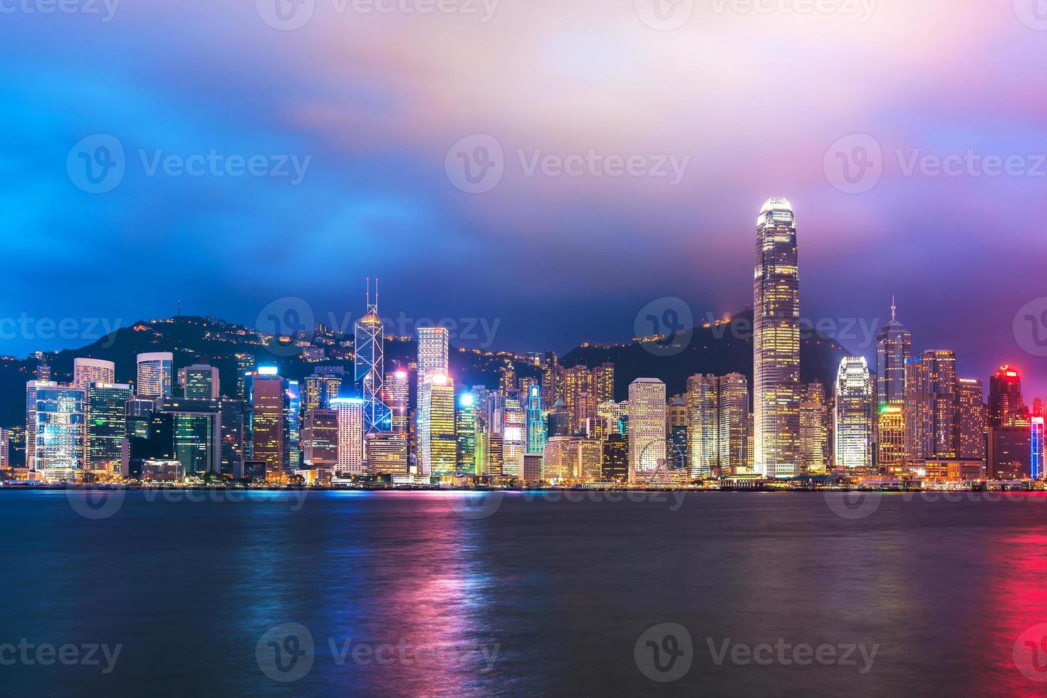 skyline van hong kong's nachts foto