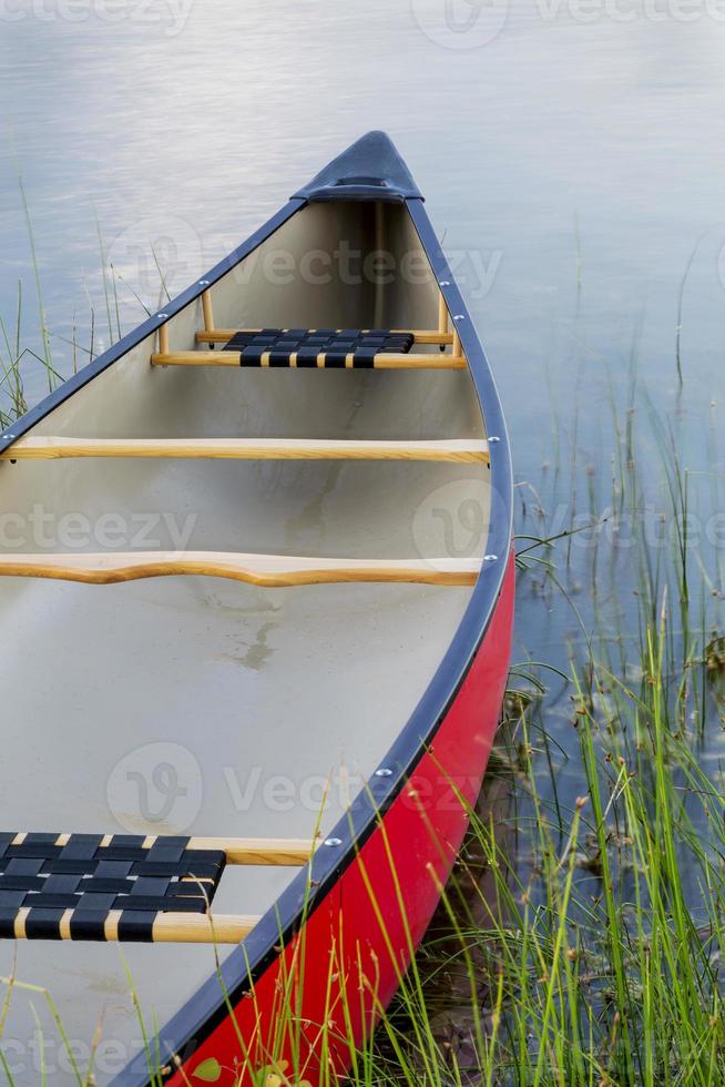 rode kano op meer foto