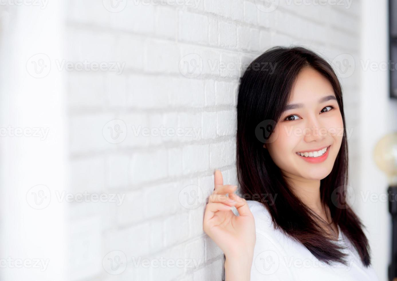 portret van mooie jonge Aziatische vrouw geluk staande op grijze cement textuur grunge muur baksteen achtergrond, zakenvrouw is een glimlach op beton, mensen uit het bedrijfsleven concept. foto