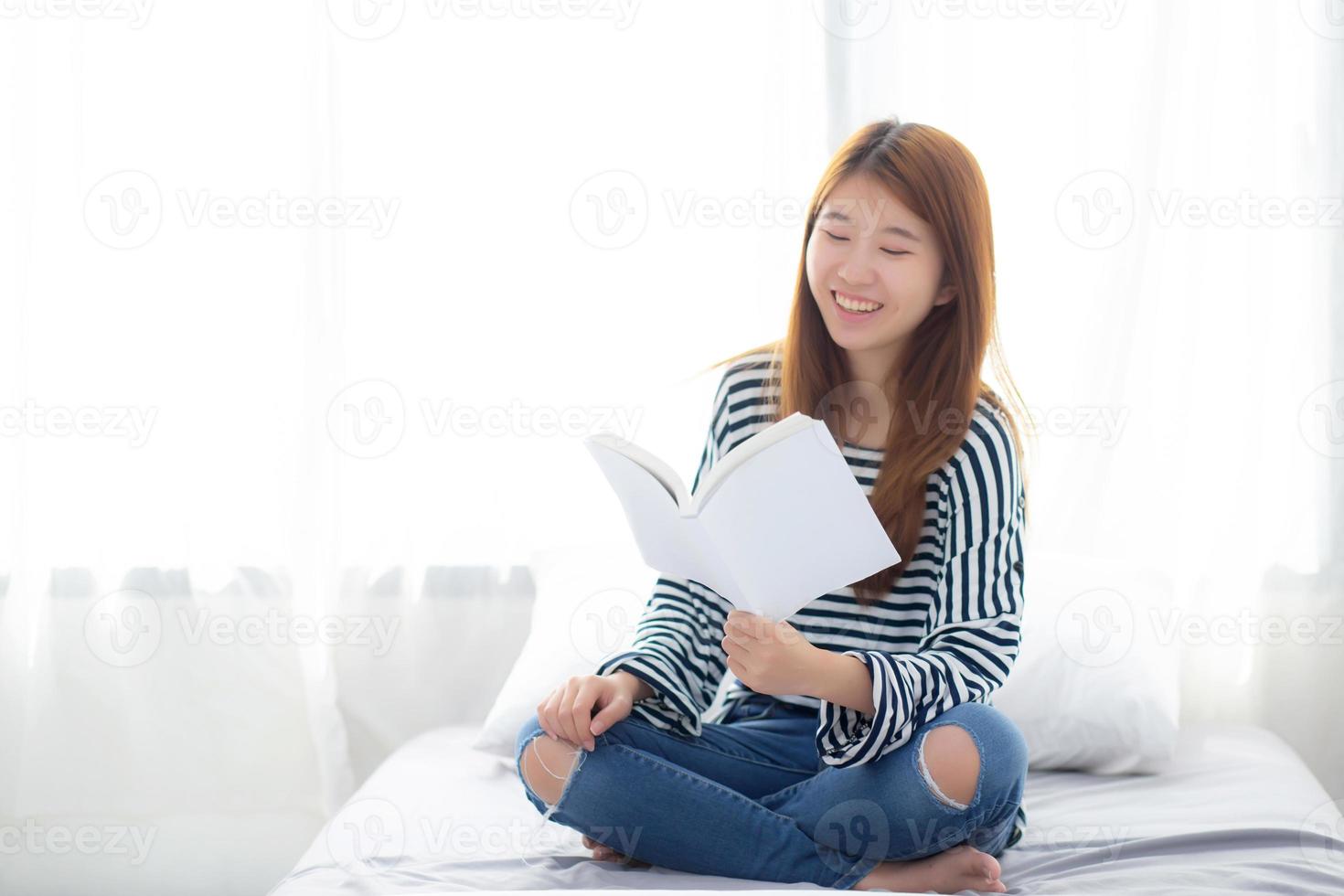 mooi van portret jonge aziatische vrouw ontspannen zittend leesboek op slaapkamer thuis, meisje studie literatuur, onderwijs en llifestyle concept. foto