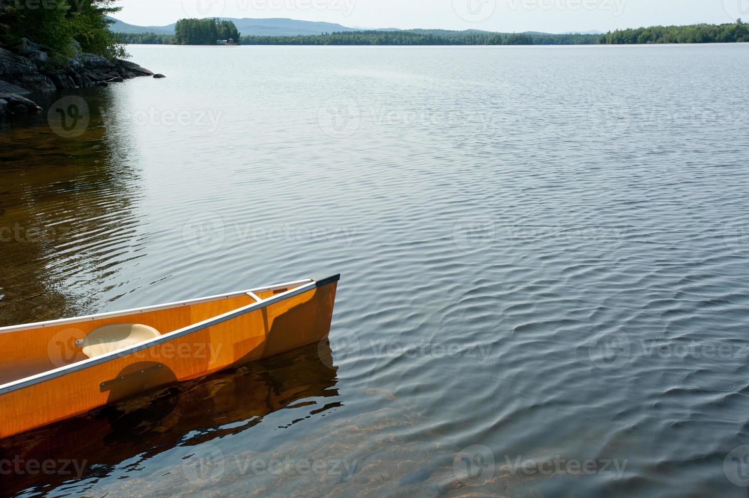 kano op de oever van Lake Umbagog foto
