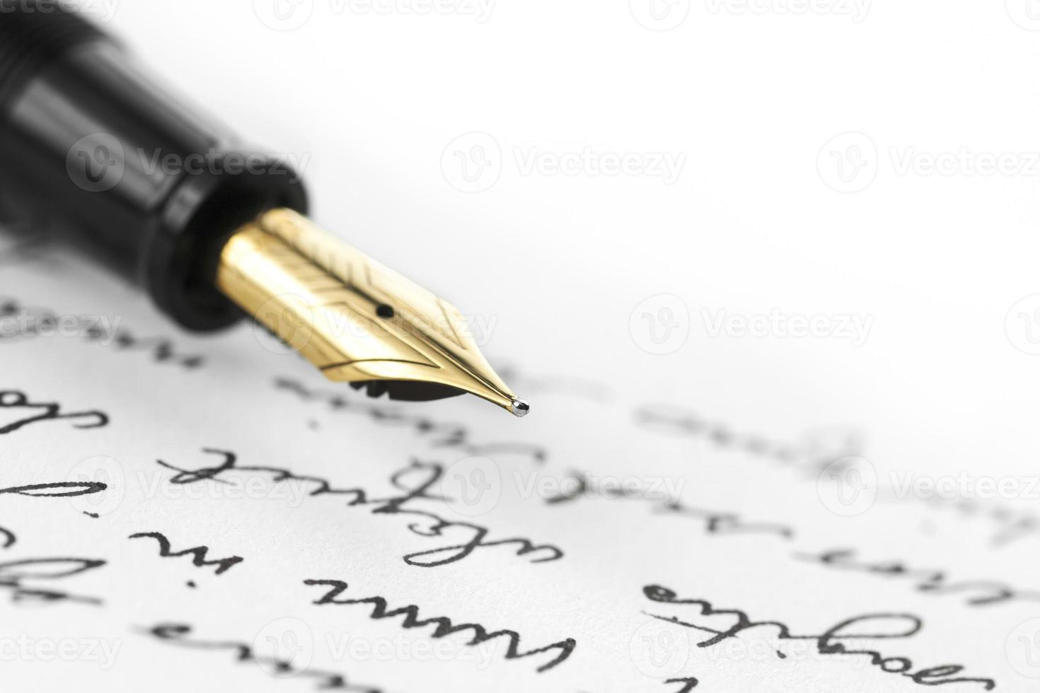 gouden pen bij de hand geschreven brief foto