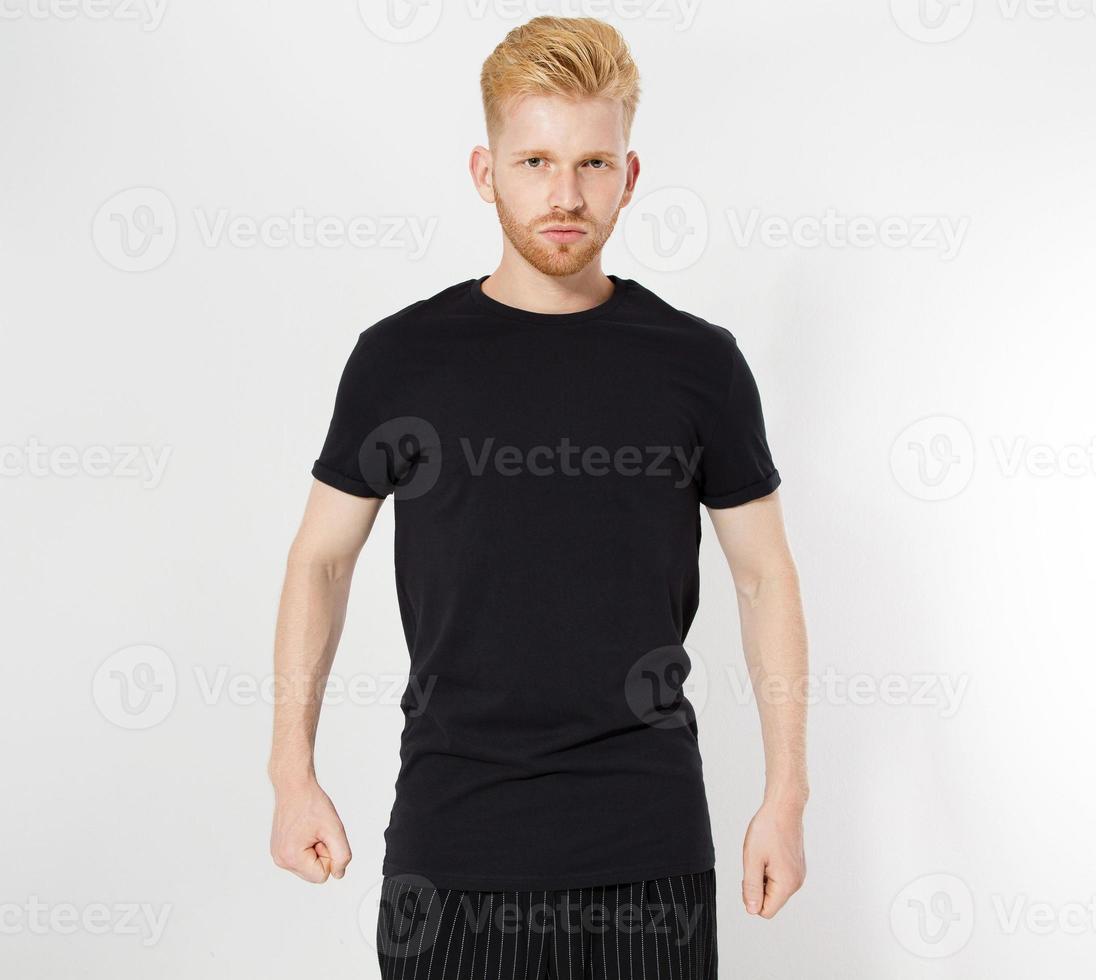 kleding ontwerpconcept - bebaarde roodharige man in blanco zwart t-shirt foto