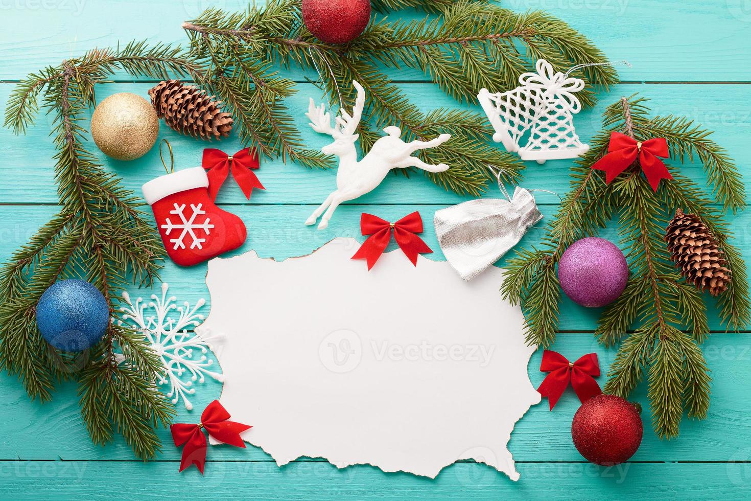 kerstboom en kaart met kopieerruimte en accessoires. bovenaanzicht foto