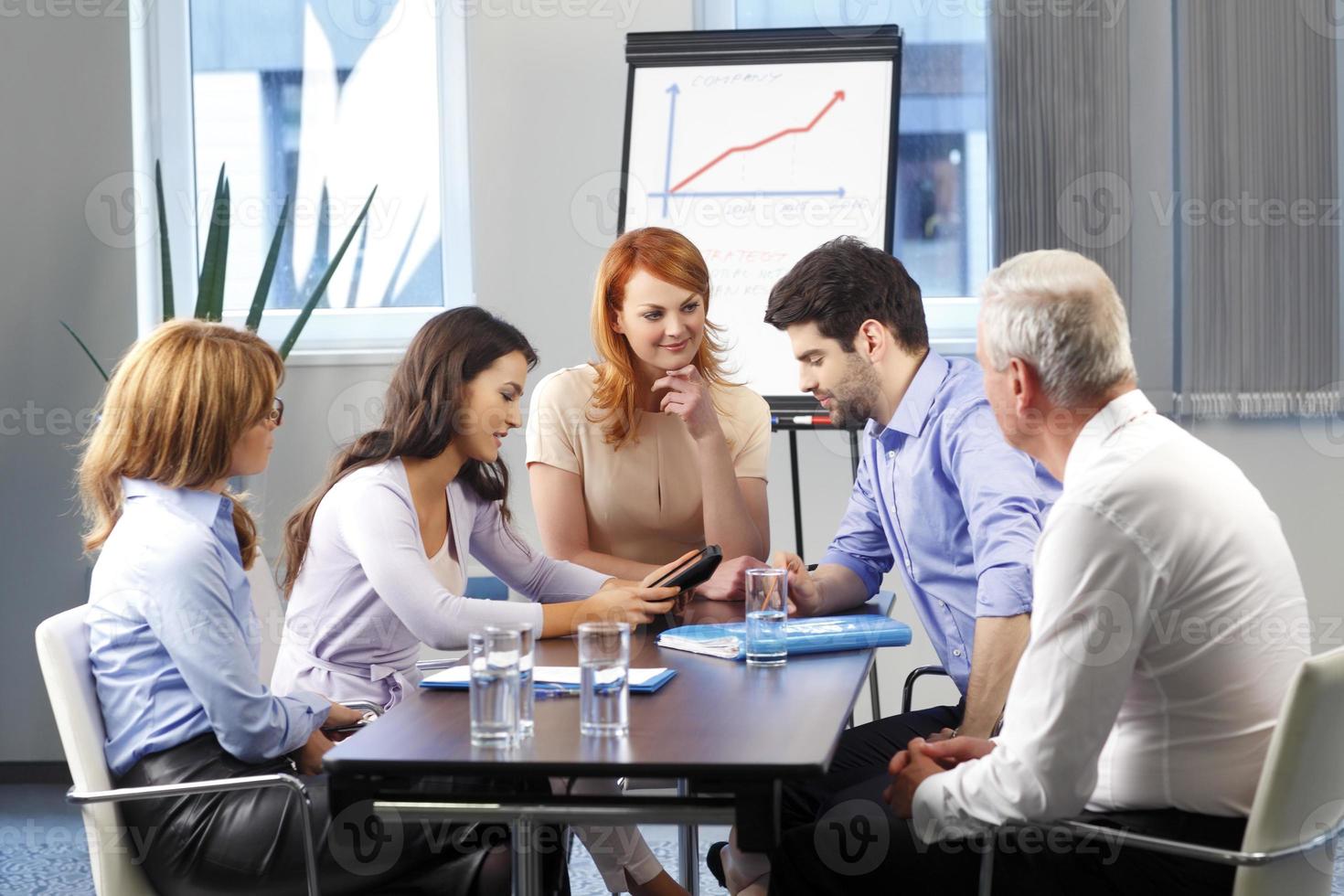 mensen uit het bedrijfsleven bespreken tijdens vergadering foto