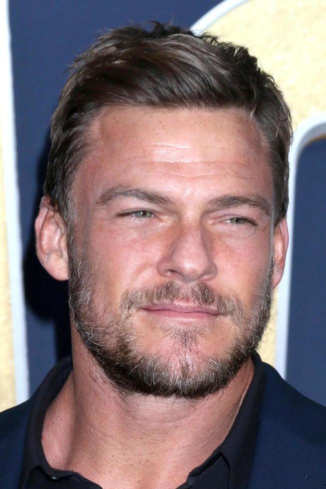 las vegas 7 maart, alan ritchson op de 2022 academy of country music awards aankomsten in het allegient stadium op 7 maart 2022 in las vegas, nv foto