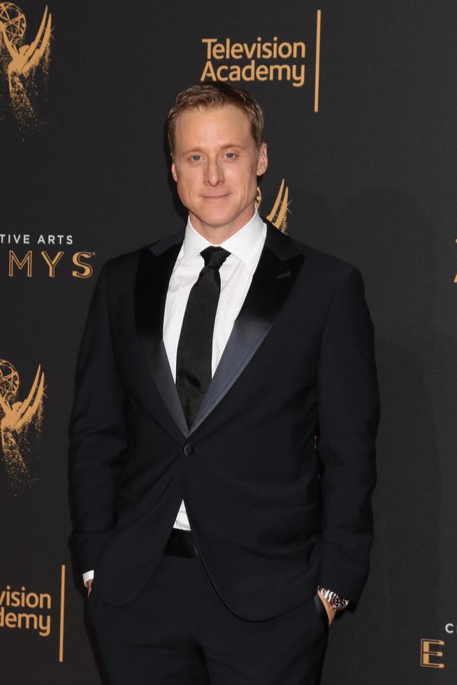 los angeles 10 sep, alan tudyk bij de creatieve emmy awards 2017 in het microsoft theater op 10 september 2017 in los angeles, ca foto