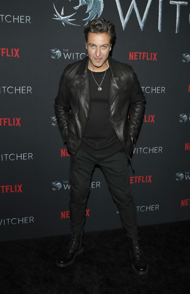 los angeles 3 dec, adam levy bij de première van de witcher in het egyptische theater op 3 december 2019 in los angeles, ca foto