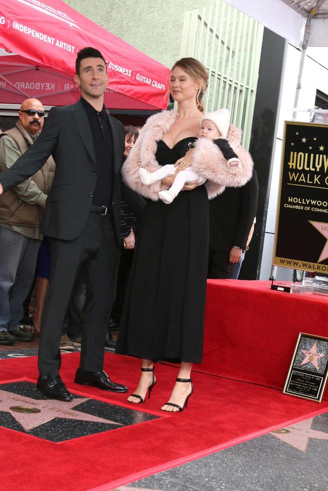 los angeles 10 feb, adam levine, stoffige roee levine, behati prinsloo bij de adam levine hollywood walk of fame star ceremonie bij musici instituut op 10 februari 2017 in los angeles, ca foto